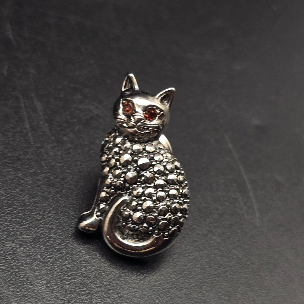 Avon 1989 Precious Pet Cat Pin Silver Tone Rhinestone Eye Faux Marcasite